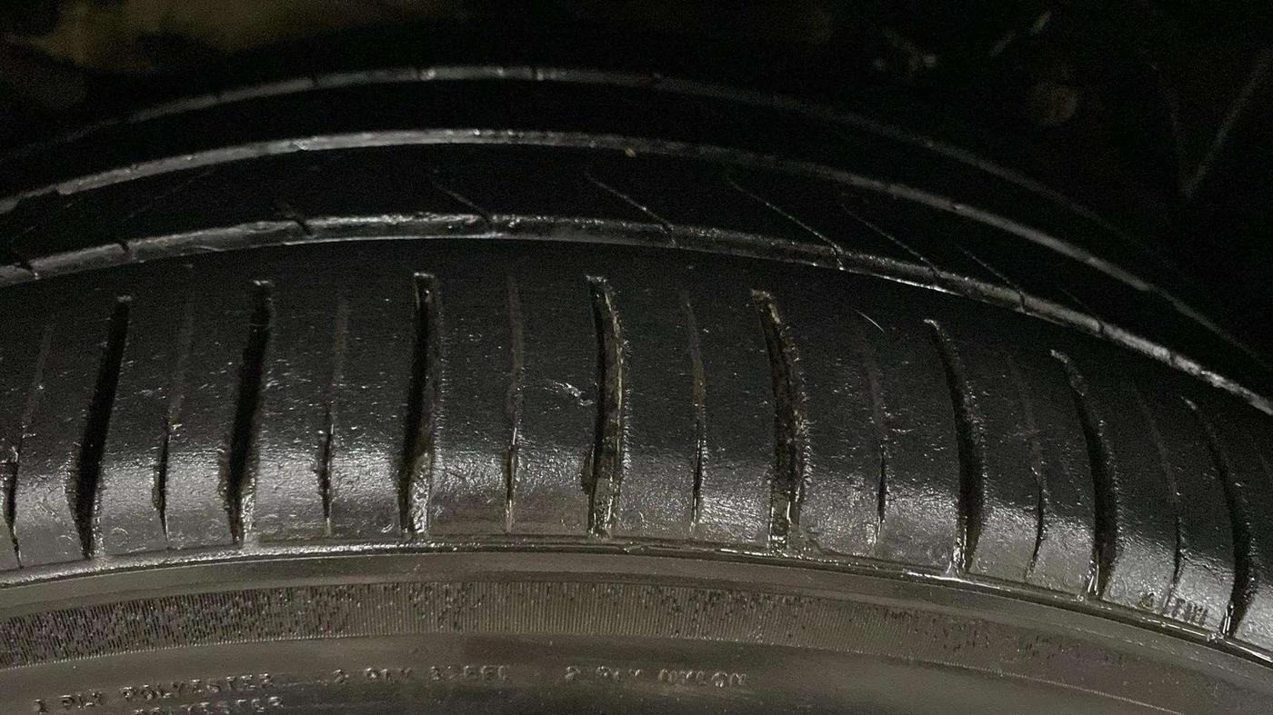 2021 Mahindra XUV300 W8 (O) 1.5 DIESEL AMT DUAL TONE, Diesel, Automatic, 72,352 km, Right Rear Tyre Tread