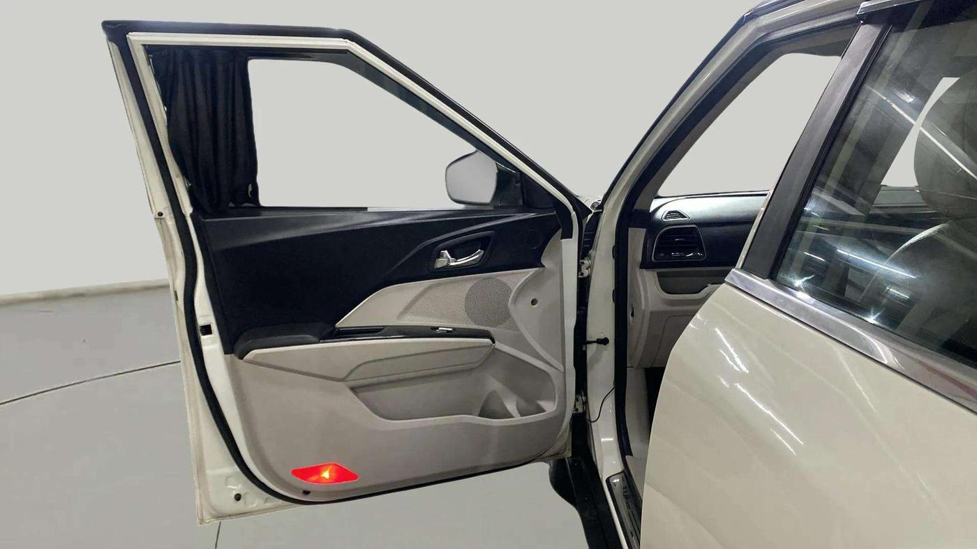 2021 Mahindra XUV300 W8 (O) 1.5 DIESEL AMT DUAL TONE, Diesel, Automatic, 72,352 km, LHS Front Door