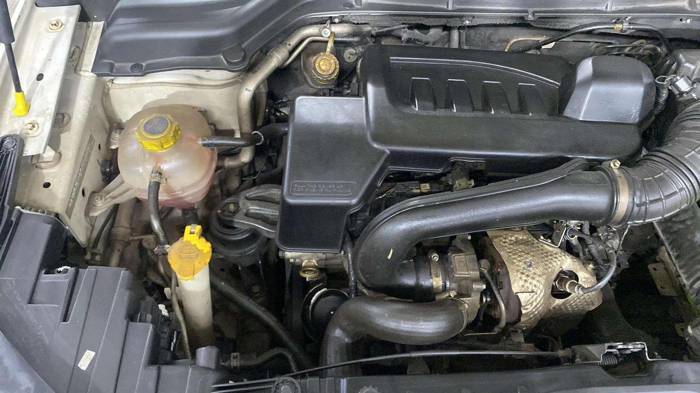 2021 Mahindra XUV300 W8 (O) 1.5 DIESEL AMT DUAL TONE, Diesel, Automatic, 72,352 km, Engine View - Right