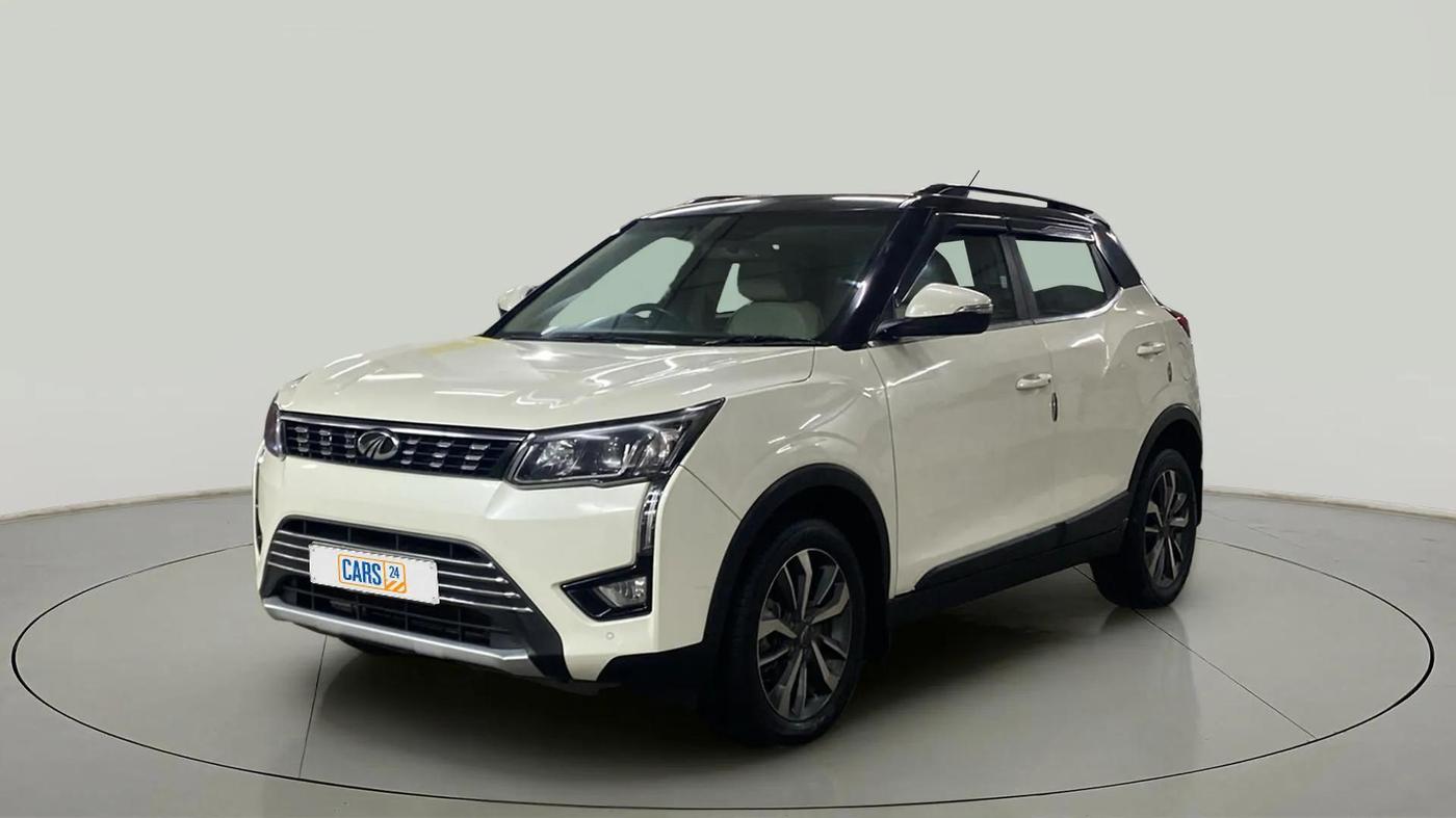 2021 Mahindra XUV300 W8 (O) 1.5 DIESEL AMT DUAL TONE, Diesel, Automatic, 72,352 km, Left Front Diagonal