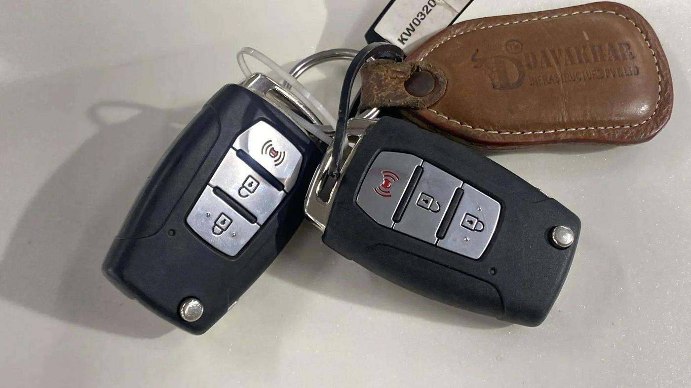 2021 Mahindra XUV300 W8 (O) 1.5 DIESEL AMT DUAL TONE, Diesel, Automatic, 72,352 km, Key Close Up