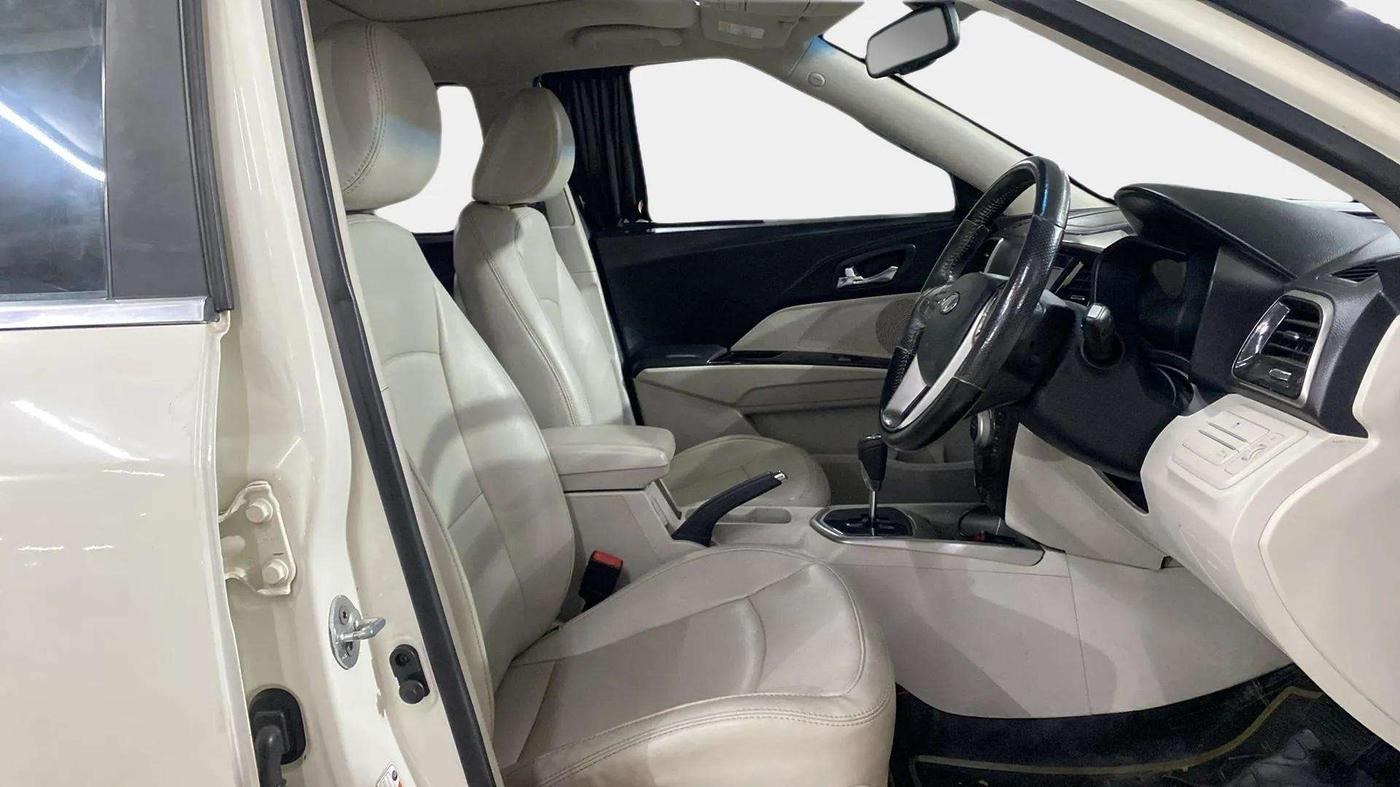 2021 Mahindra XUV300 W8 (O) 1.5 DIESEL AMT DUAL TONE, Diesel, Automatic, 72,352 km, Right Side Front Door Cabin