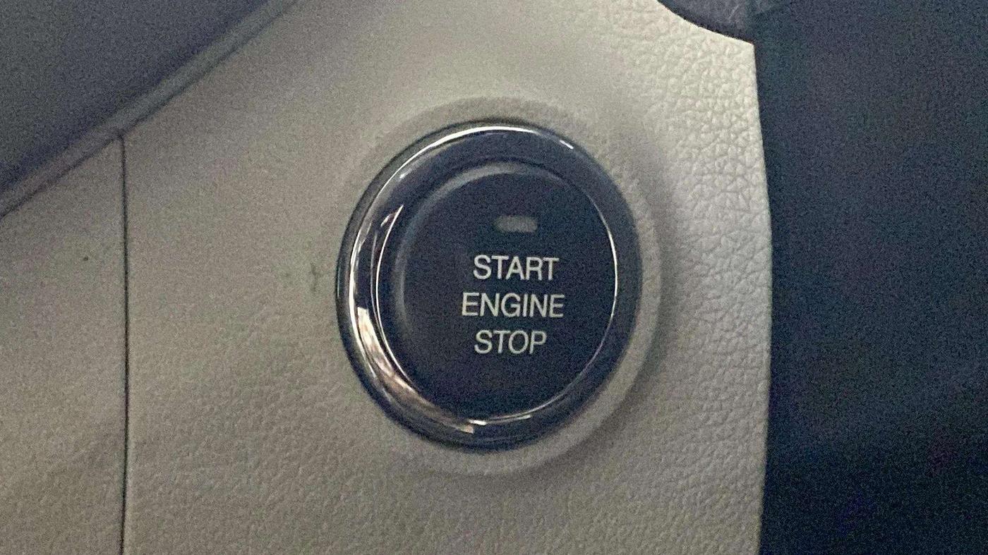 2021 Mahindra XUV300 W8 (O) 1.5 DIESEL AMT DUAL TONE, Diesel, Automatic, 72,352 km, Keyless Start/ Stop Button