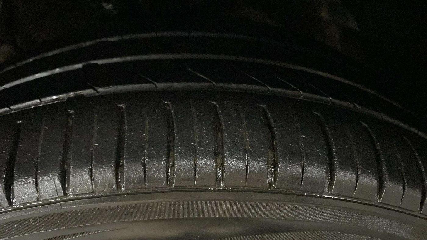 2021 Mahindra XUV300 W8 (O) 1.5 DIESEL AMT DUAL TONE, Diesel, Automatic, 72,352 km, Right Front Tyre Tread