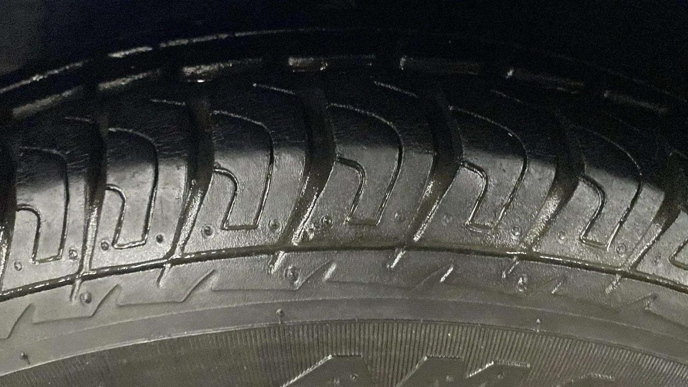 2013 Hyundai Eon MAGNA +, Petrol, Manual, 26,926 km, Left Front Tyre Tread