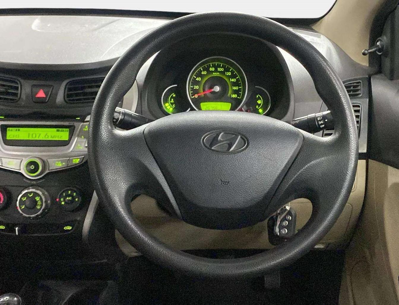 2013 Hyundai Eon MAGNA +, Petrol, Manual, 26,926 km, Steering Wheel Close Up