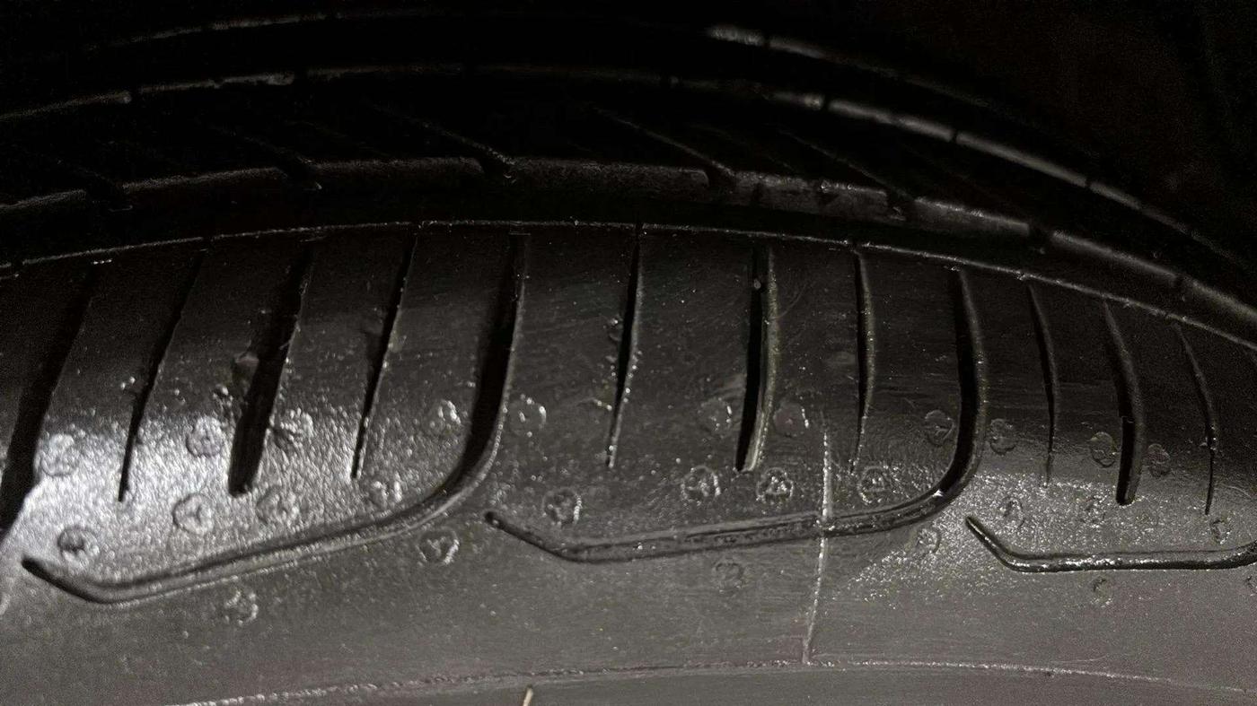 2016 Maruti Ciaz ZXI+ AT, Petrol, Automatic, 85,341 km, Left Front Tyre Tread