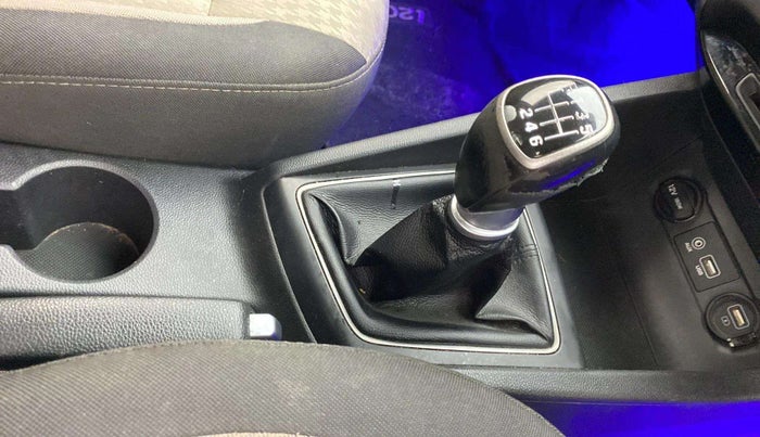 2018 Hyundai Elite i20 ASTA 1.4 CRDI (O), Diesel, Manual, 67,450 km, Gear lever - Knob cover torn