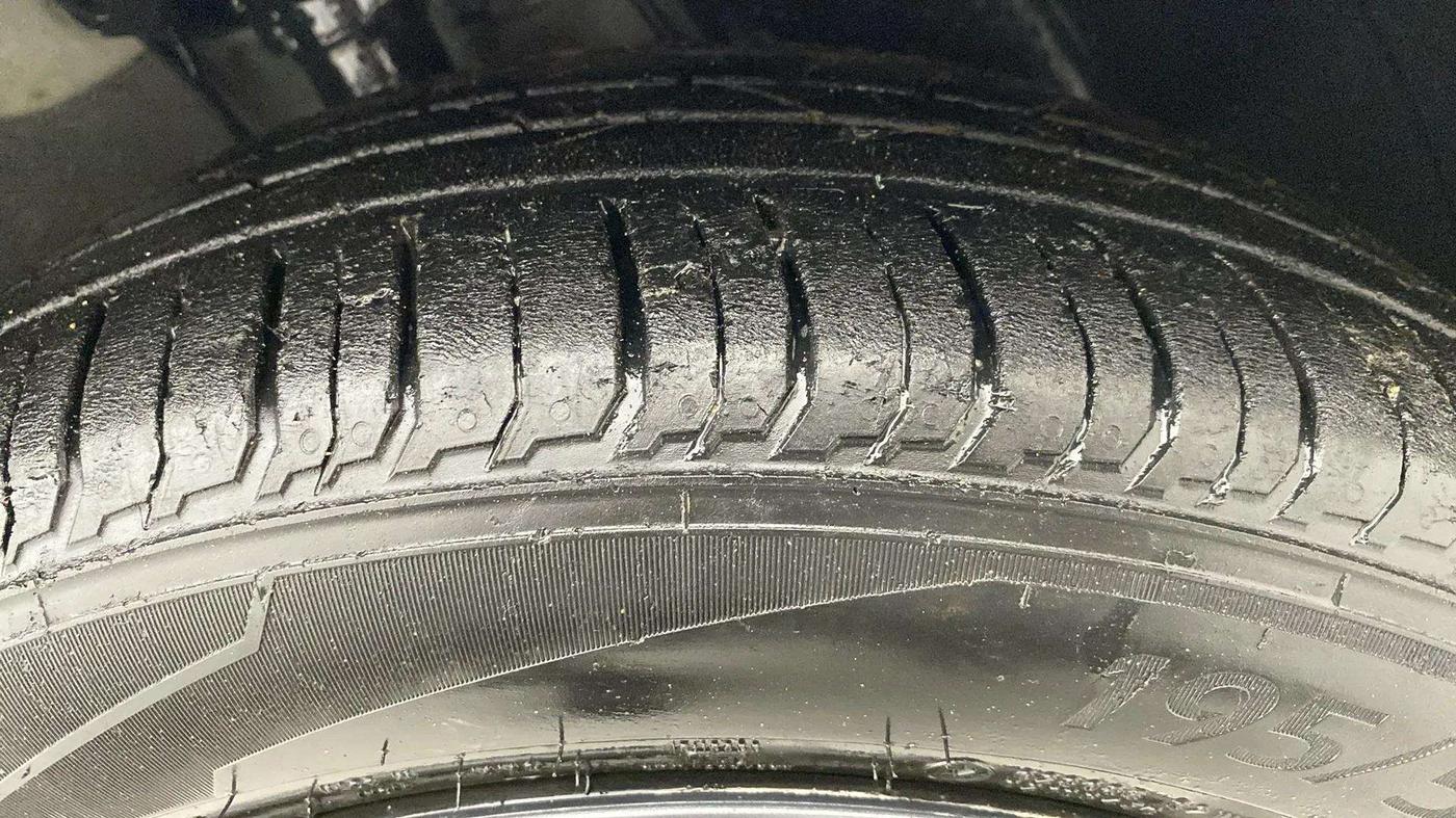 2021 Hyundai NEW I20 SPORTZ 1.2 MT, Petrol, Manual, 30,245 km, Right Front Tyre Tread