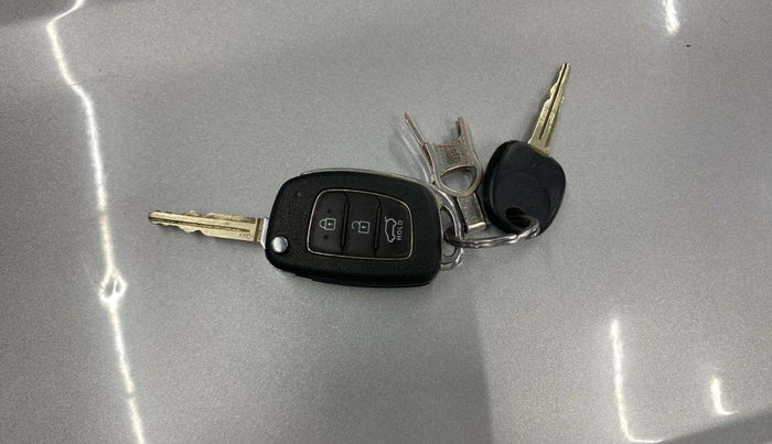 2019 Hyundai VENUE S 1.2, Petrol, Manual, 24,248 km, Key Close Up
