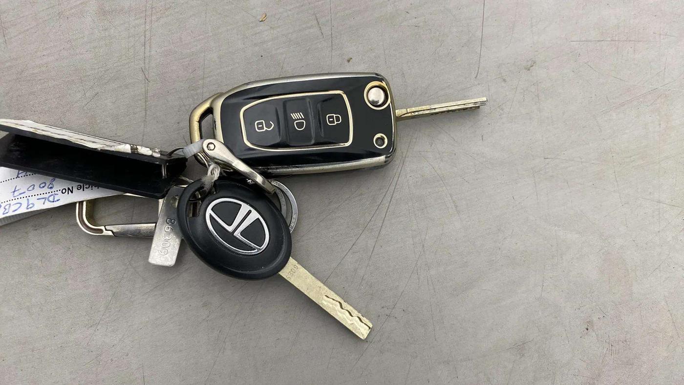 2023 Tata PUNCH ADVENTURE AMT, CNG, Automatic, 17,558 km, Key Close Up