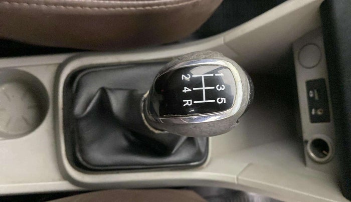 2018 Tata Tiago XT PETROL, Petrol, Manual, 98,176 km, Gear lever - Knob cover torn