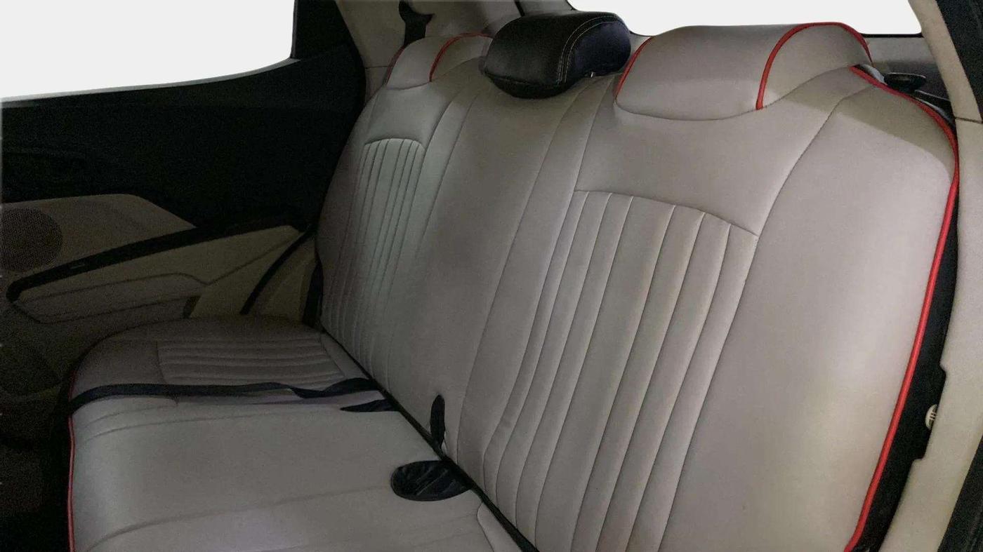2021 Mahindra XUV300 W6 1.5 Sunroof Diesel, Diesel, Manual, 21,805 km, Right Side Rear Door Cabin