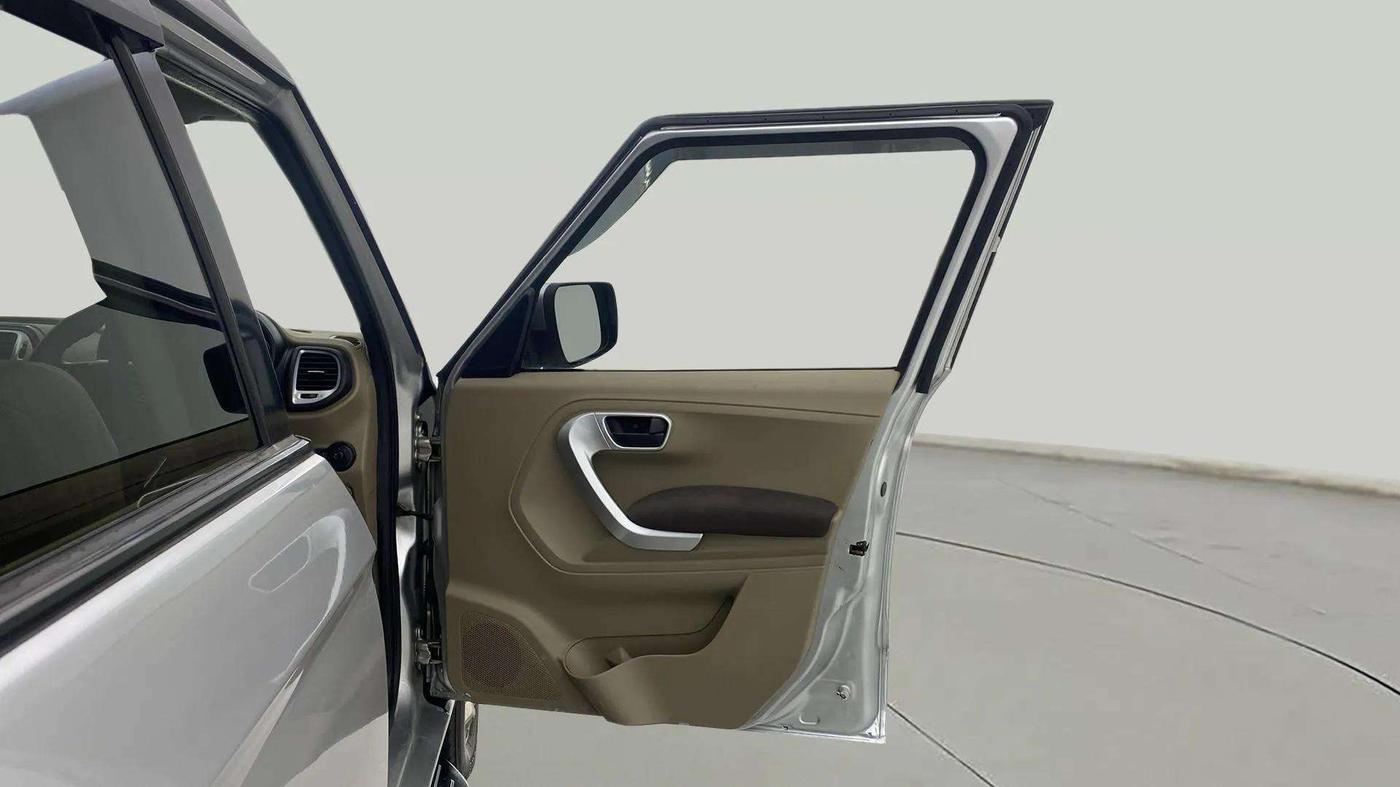 2016 Mahindra TUV300 T8, Diesel, Manual, 91,479 km, RHS Front Door