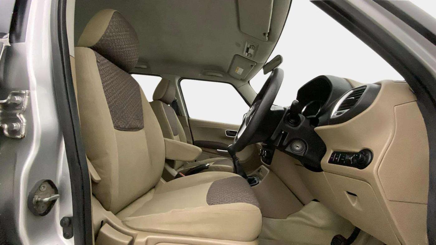 2016 Mahindra TUV300 T8, Diesel, Manual, 91,479 km, Right Side Front Door Cabin