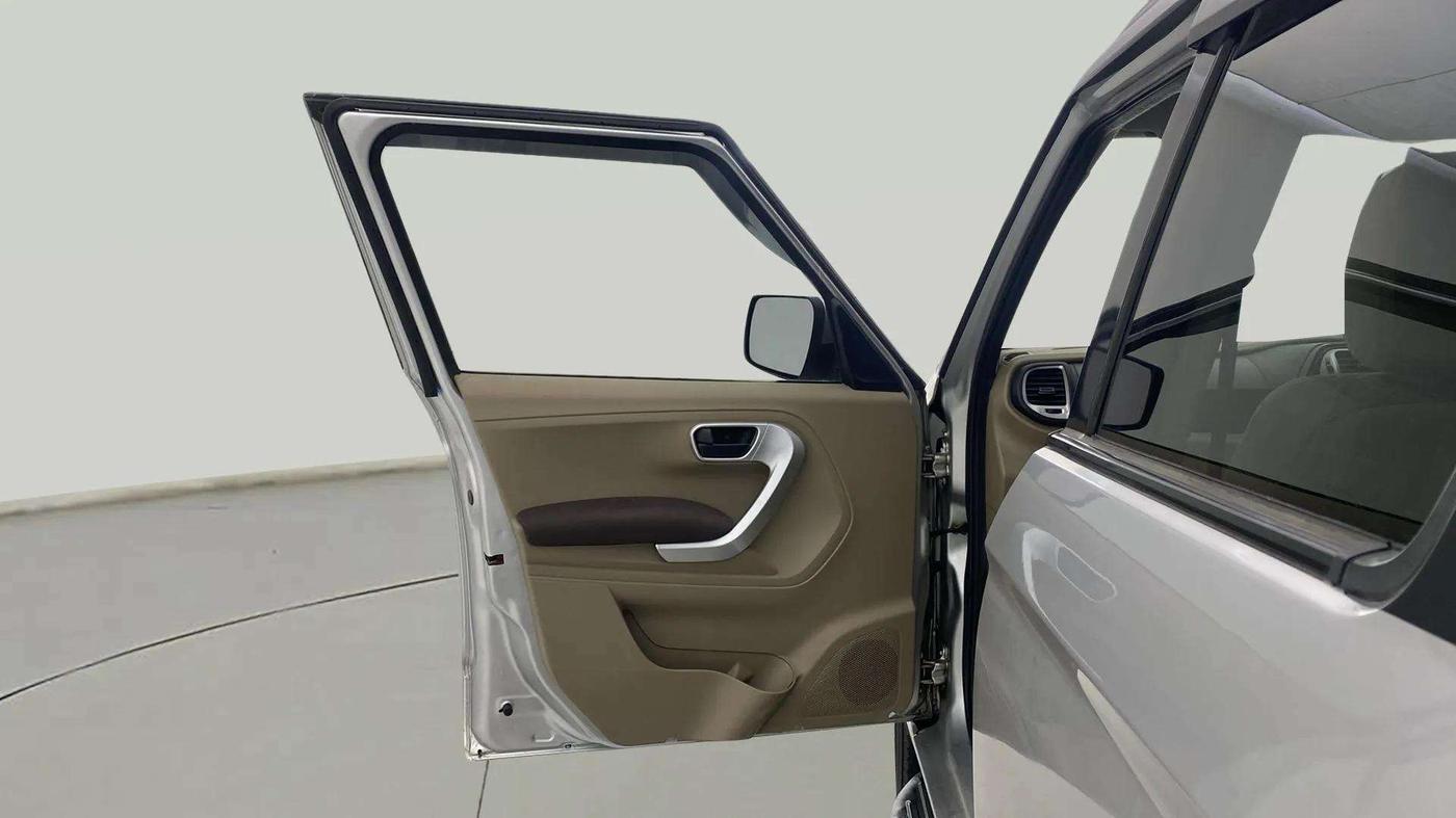 2016 Mahindra TUV300 T8, Diesel, Manual, 91,479 km, LHS Front Door