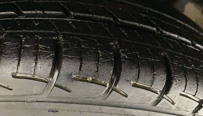 2016 Maruti Ciaz ZXI, Petrol, Manual, 26,738 km, Right Rear Tyre Tread