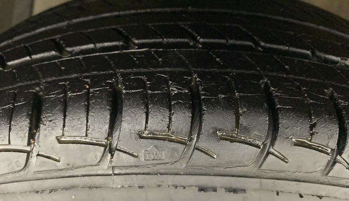 2016 Maruti Ciaz ZXI, Petrol, Manual, 26,738 km, Left Rear Tyre Tread