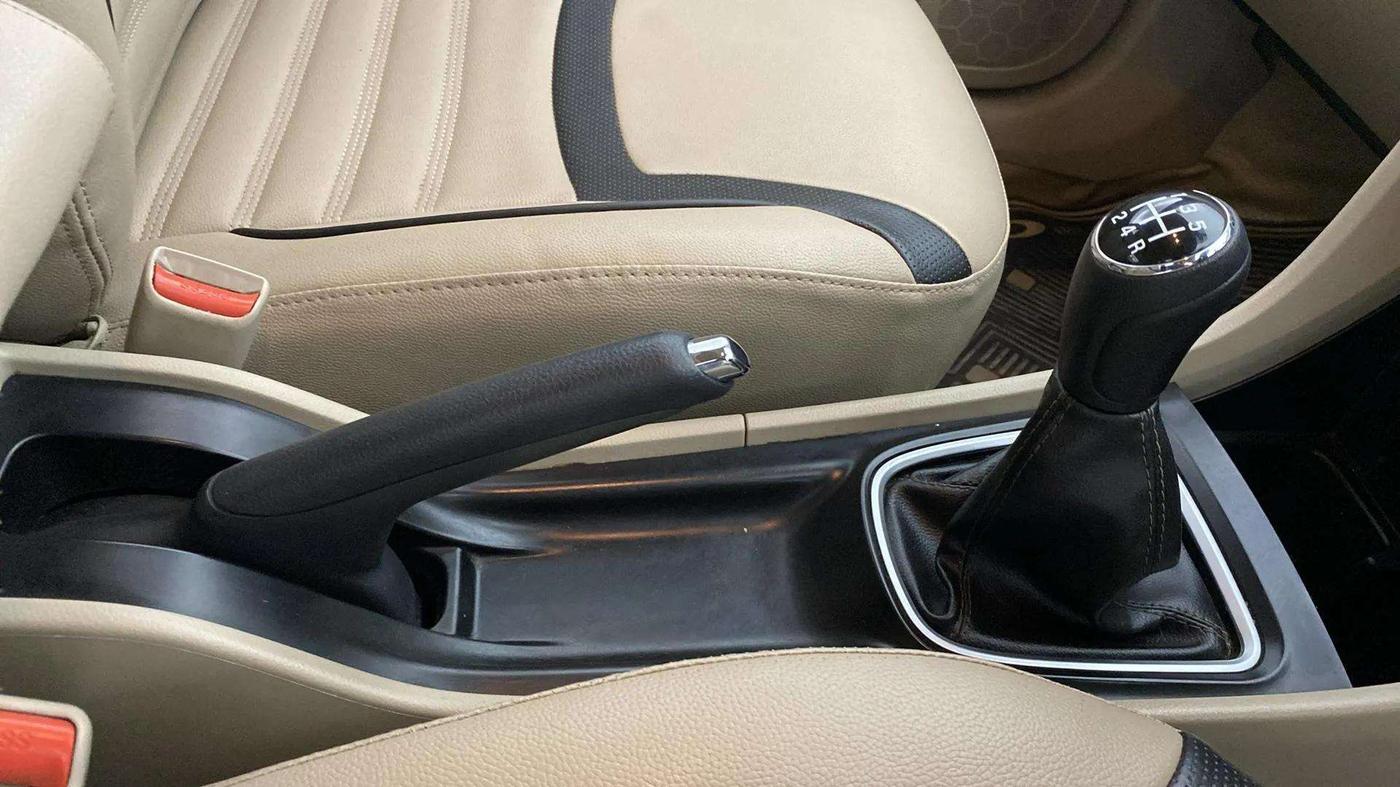 2016 Maruti Ciaz ZXI, Petrol, Manual, 26,738 km, Gear Lever