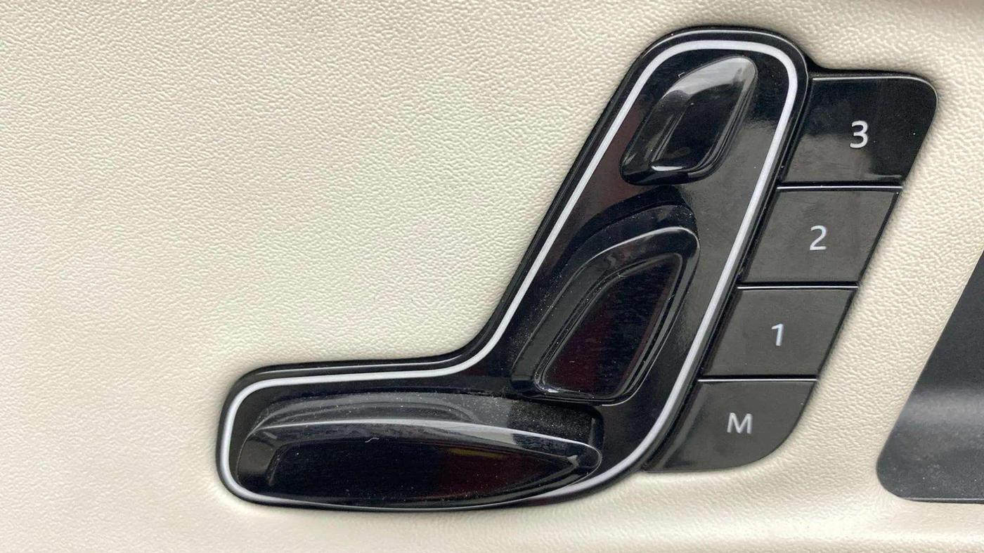 2021 Mahindra XUV700 AX 7 LUXURY P AT 7 STR, Petrol, Automatic, 46,197 km, Driver Side Adjustment Panel