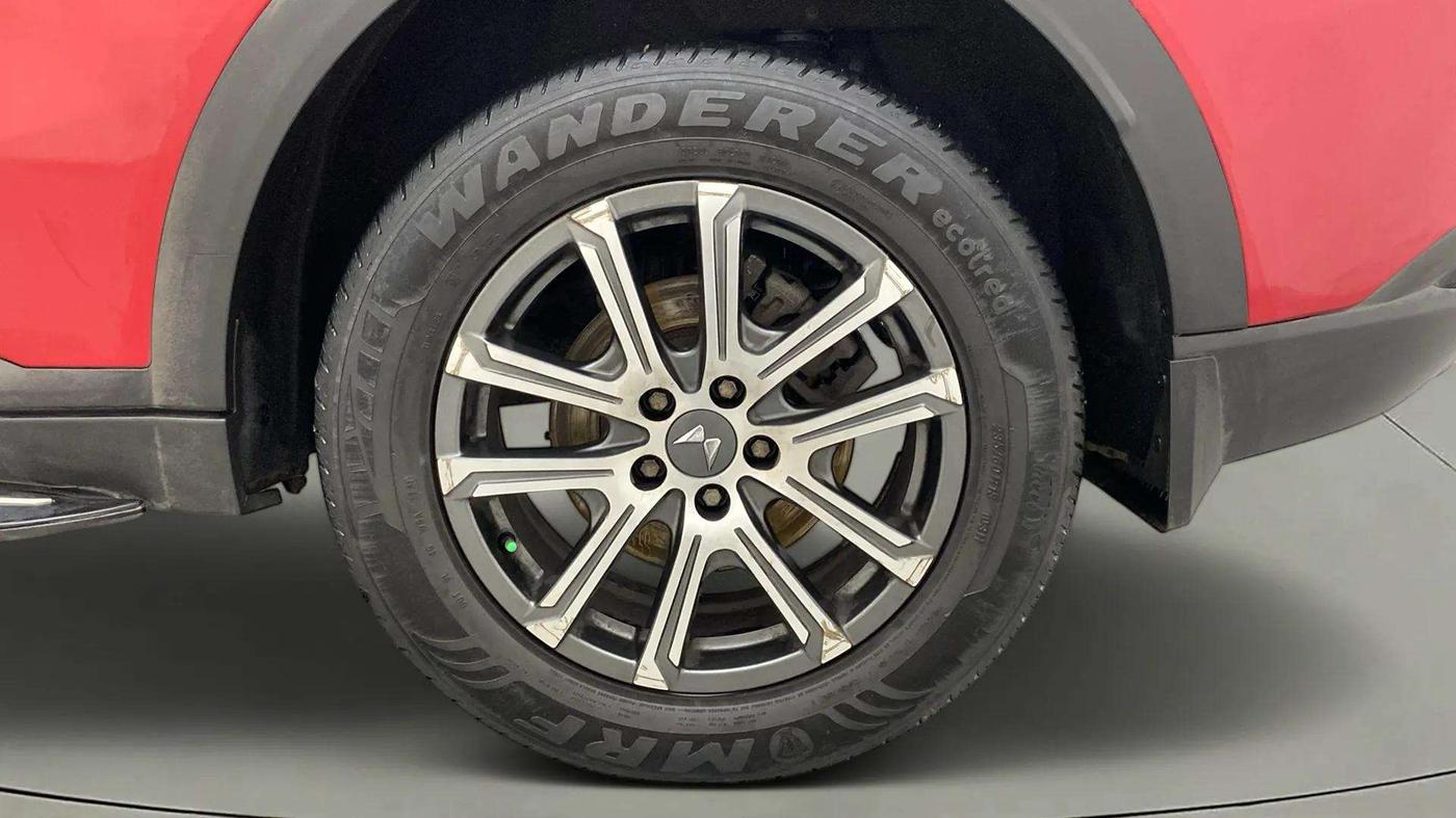 2021 Mahindra XUV700 AX 7 LUXURY P AT 7 STR, Petrol, Automatic, 46,197 km, Left Rear Wheel