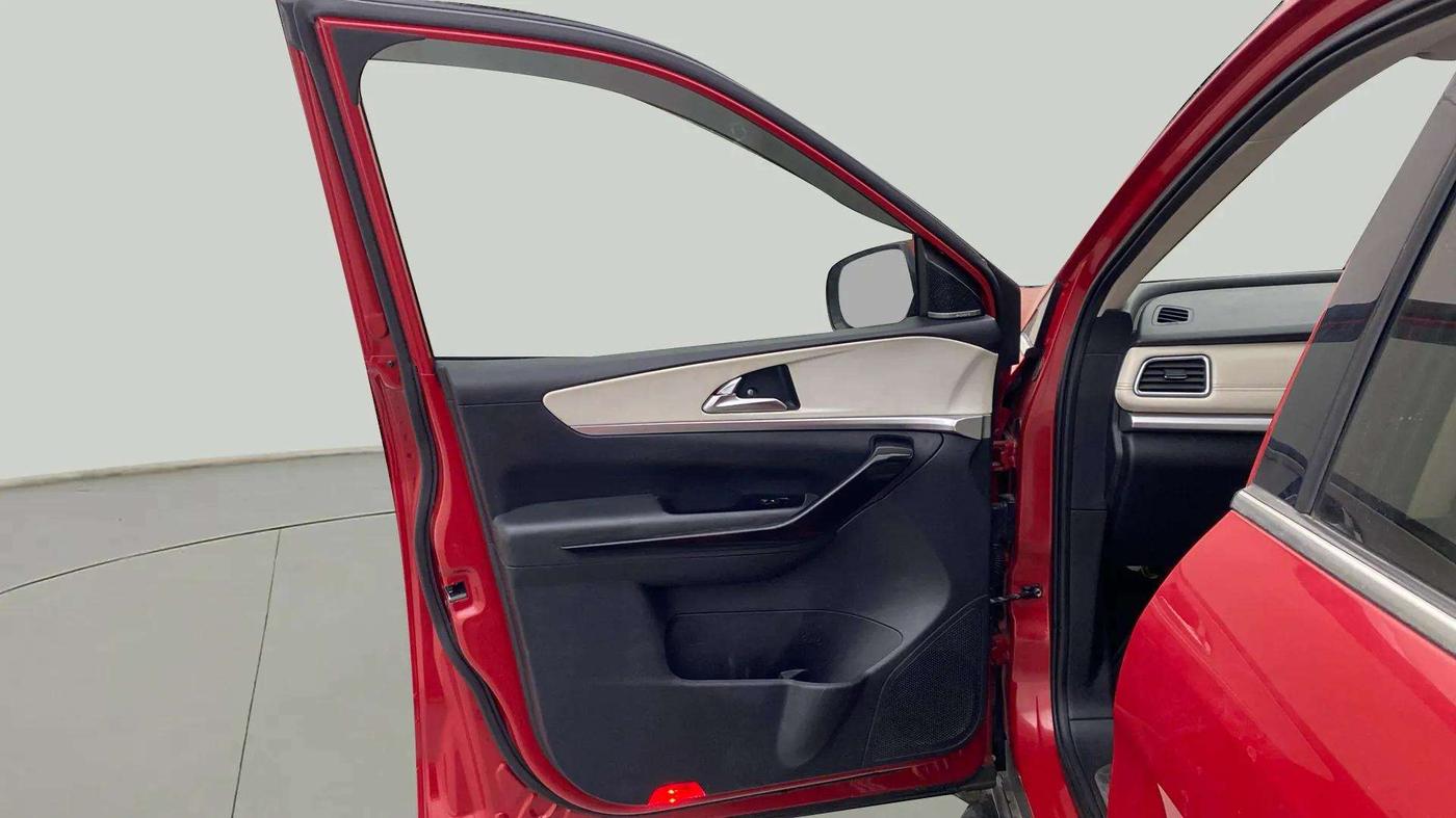 2021 Mahindra XUV700 AX 7 LUXURY P AT 7 STR, Petrol, Automatic, 46,197 km, LHS Front Door