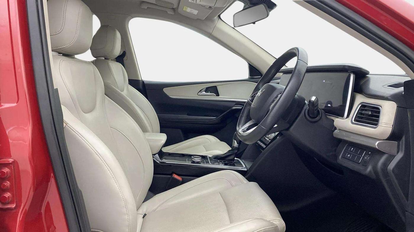 2021 Mahindra XUV700 AX 7 LUXURY P AT 7 STR, Petrol, Automatic, 46,197 km, Right Side Front Door Cabin