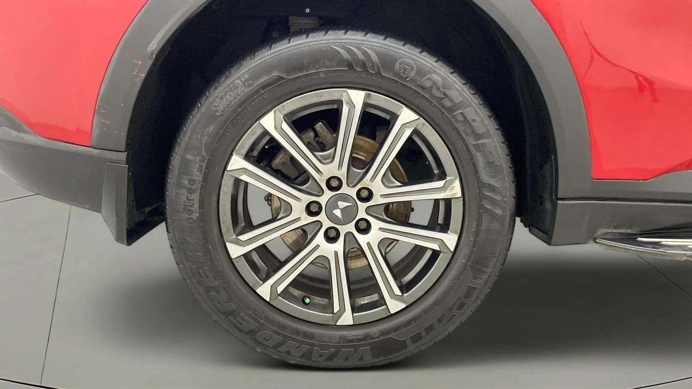 2021 Mahindra XUV700 AX 7 LUXURY P AT 7 STR, Petrol, Automatic, 46,197 km, Right Rear Wheel