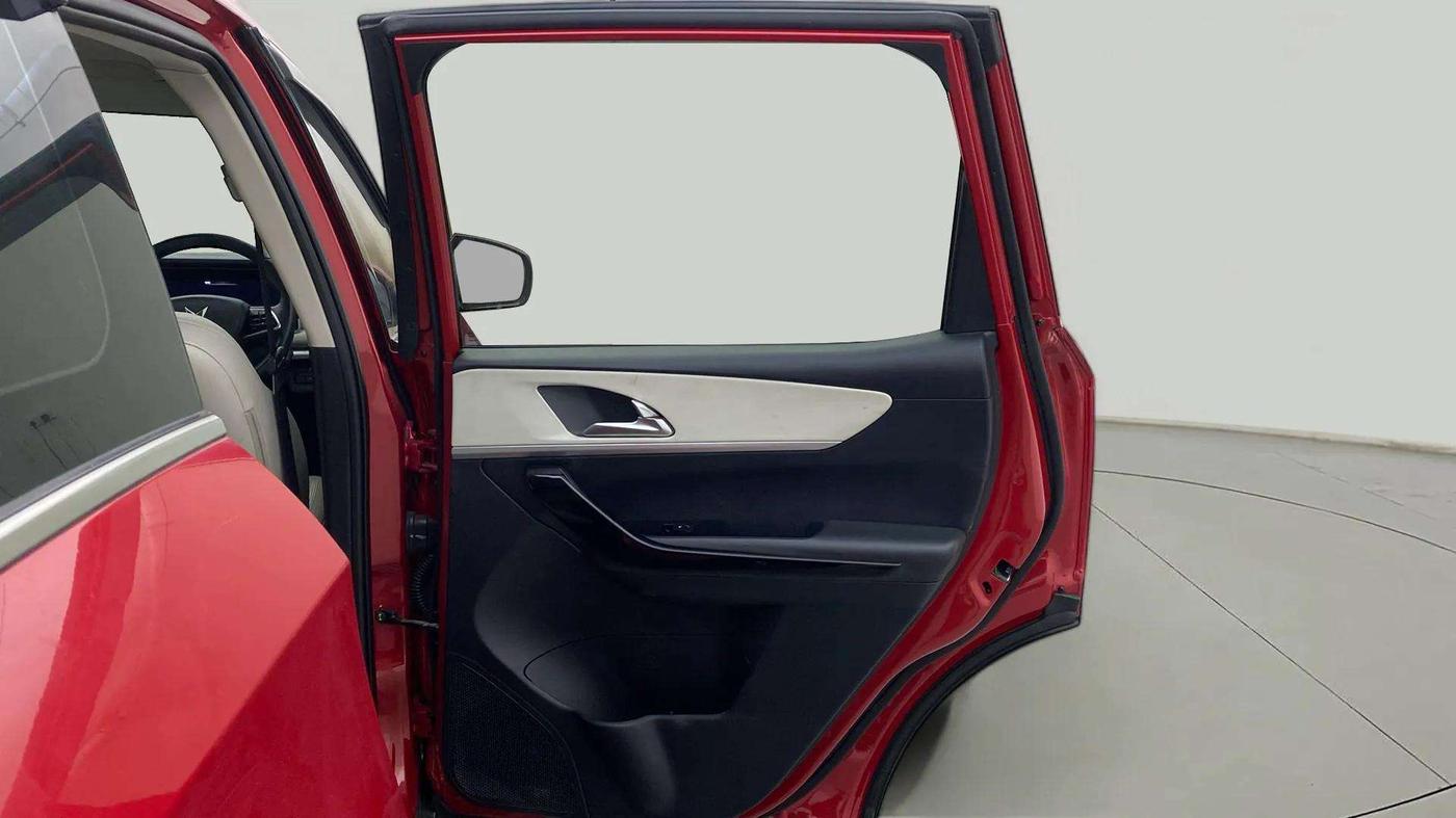 2021 Mahindra XUV700 AX 7 LUXURY P AT 7 STR, Petrol, Automatic, 46,197 km, RHS Rear Door