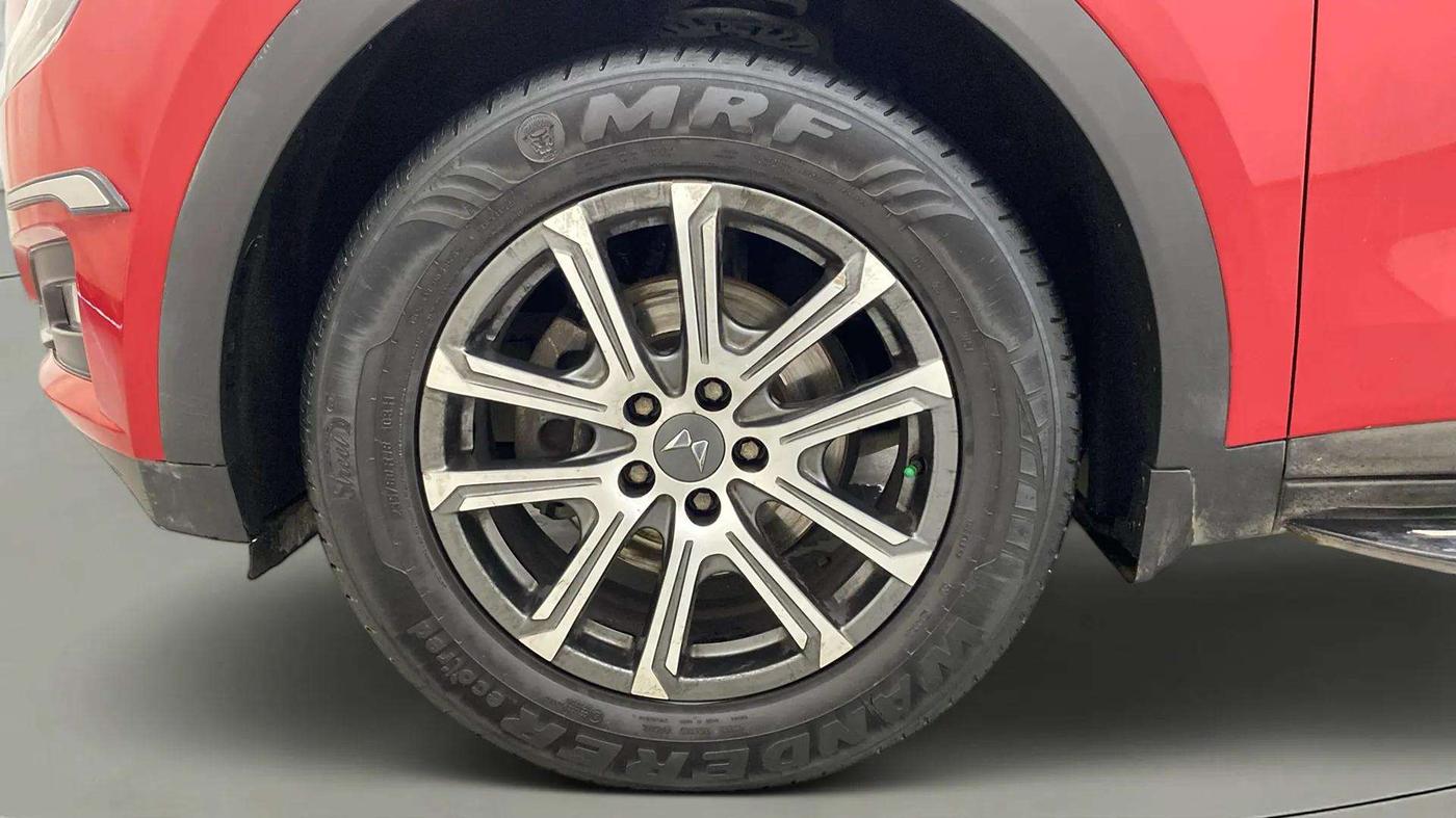 2021 Mahindra XUV700 AX 7 LUXURY P AT 7 STR, Petrol, Automatic, 46,197 km, Left Front Wheel
