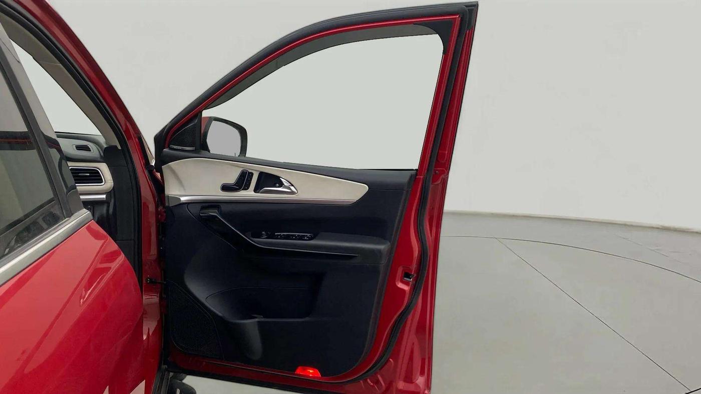 2021 Mahindra XUV700 AX 7 LUXURY P AT 7 STR, Petrol, Automatic, 46,197 km, RHS Front Door