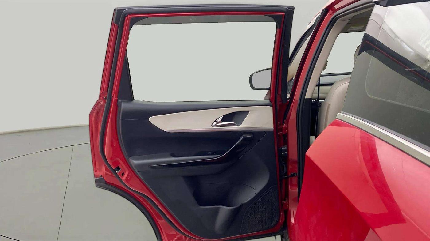 2021 Mahindra XUV700 AX 7 LUXURY P AT 7 STR, Petrol, Automatic, 46,197 km, LHS Rear Door