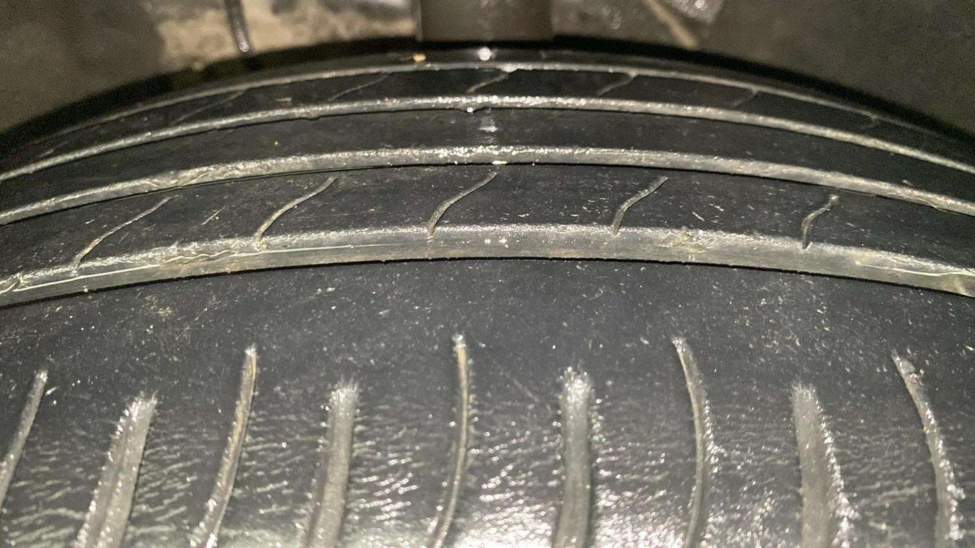 2021 Mahindra XUV700 AX 7 LUXURY P AT 7 STR, Petrol, Automatic, 46,197 km, Right Front Tyre Tread