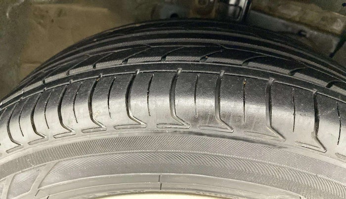2018 Maruti Ciaz ZETA 1.4  MT PETROL, Petrol, Manual, 43,529 km, Right Front Tyre Tread