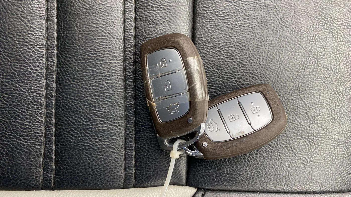 2023 Hyundai AURA SX 1.2, Petrol, Manual, 22,285 km, Key Close Up