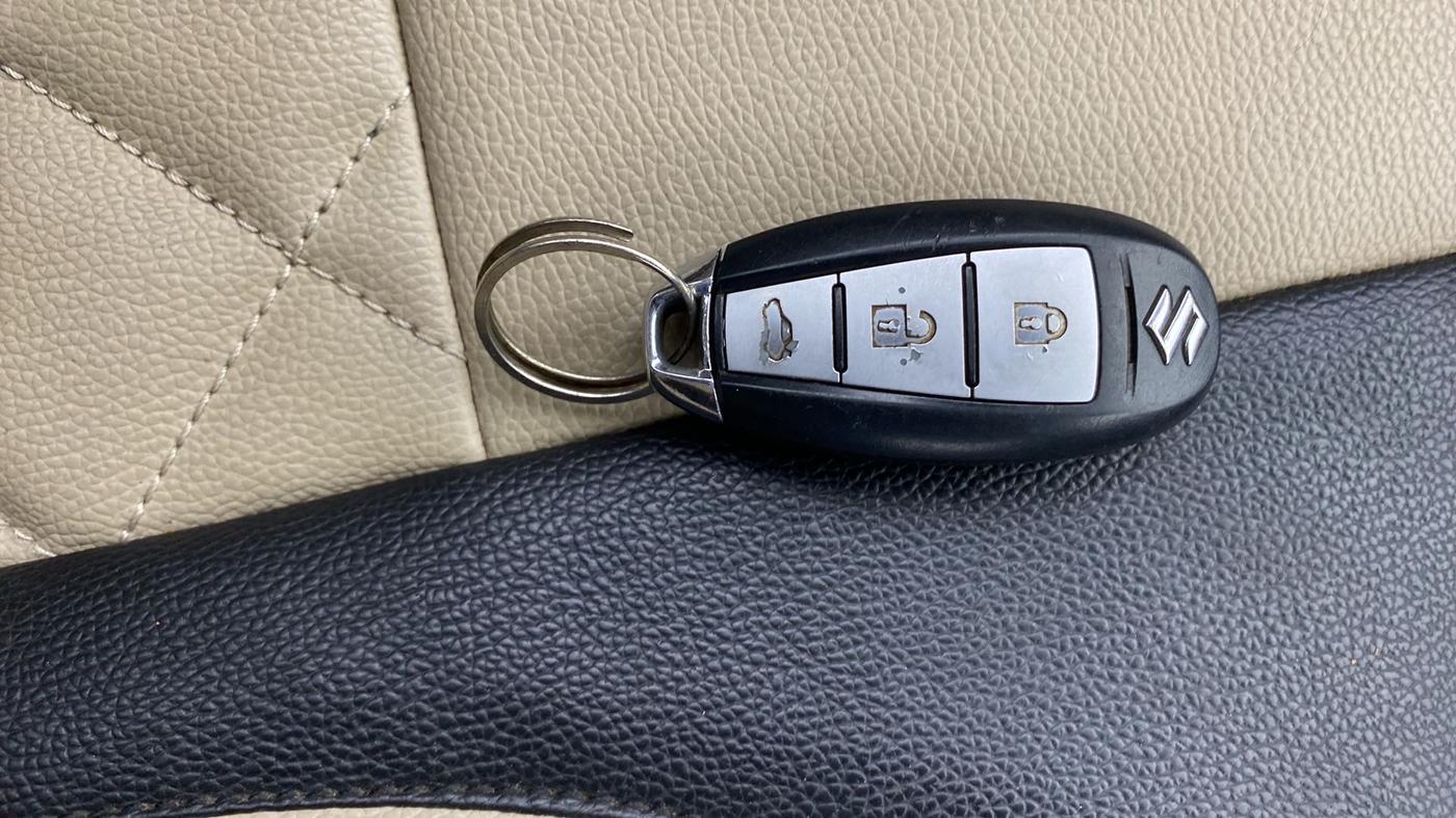 2016 Maruti Swift Dzire ZXI, Petrol, Manual, 28,499 km, Key Close Up