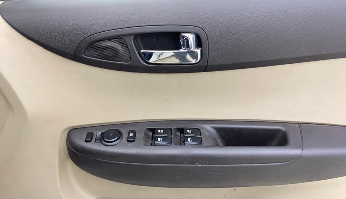 2013 Hyundai i20 MAGNA 1.2, Petrol, Manual, 74,970 km, Driver Side Door Panels Control