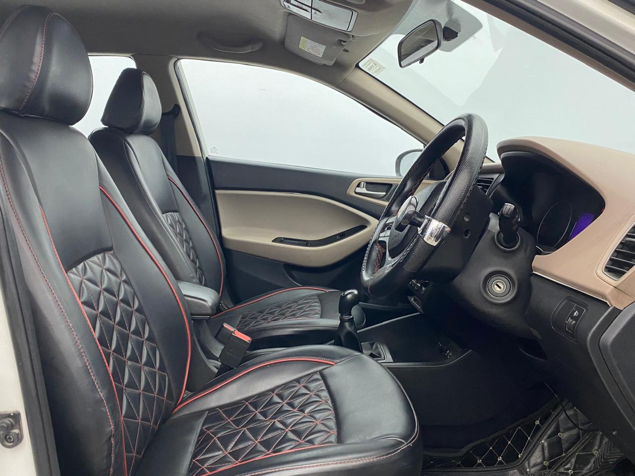 2020 Hyundai Elite i20 SPORTZ PLUS 1.2, Petrol, Manual, 94,075 km, Right Side Front Door Cabin