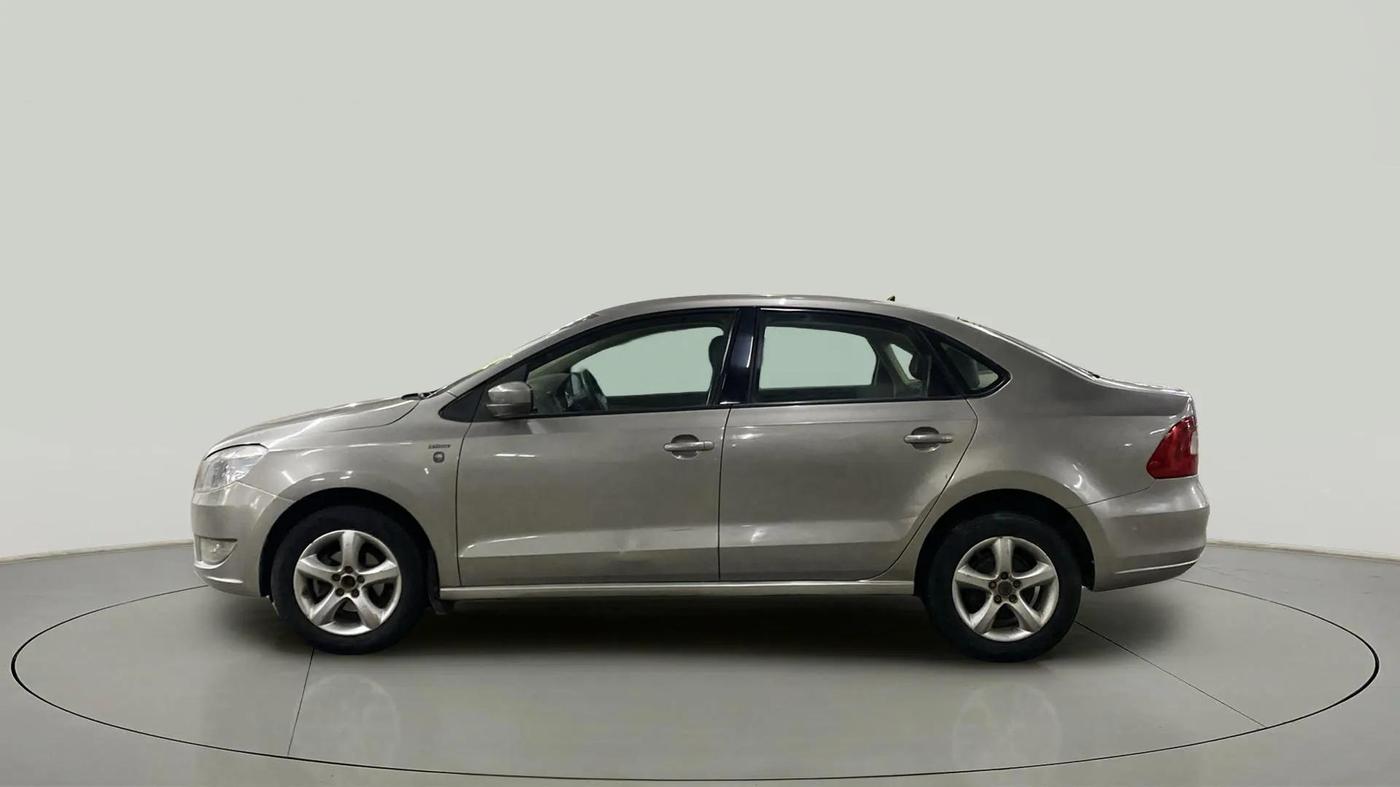 2013 Skoda Rapid AMBITION 1.6 MPI MT, Petrol, Manual, 82,407 km, Left Side