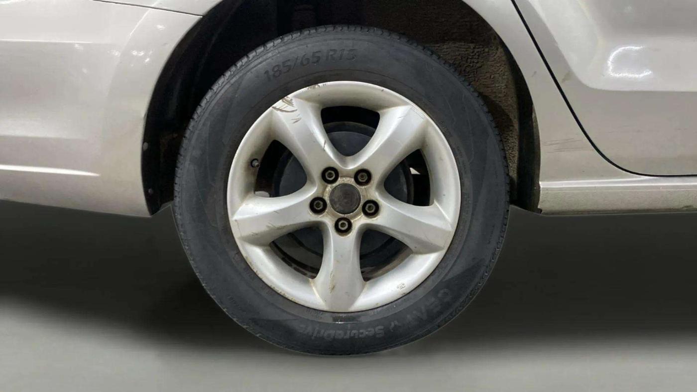 2013 Skoda Rapid AMBITION 1.6 MPI MT, Petrol, Manual, 82,407 km, Left Front Wheel