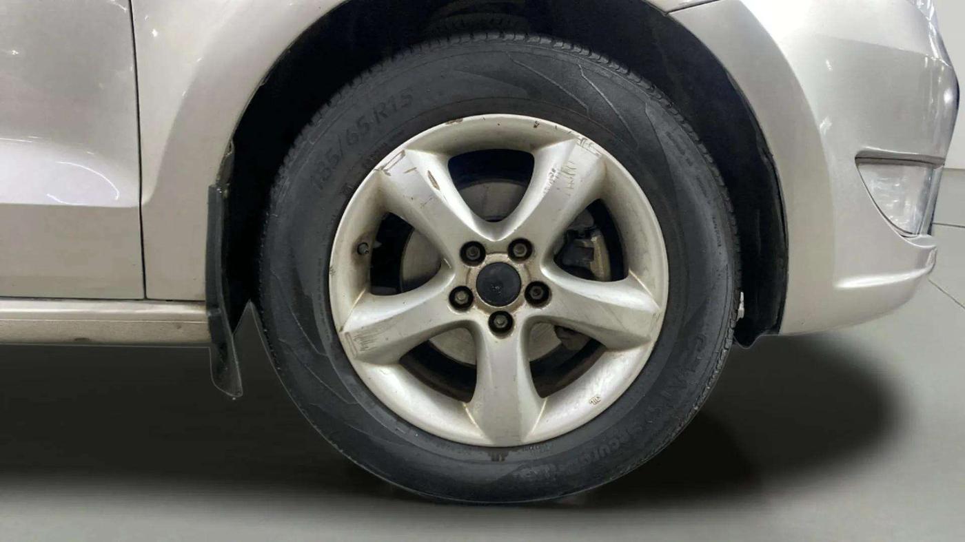 2013 Skoda Rapid AMBITION 1.6 MPI MT, Petrol, Manual, 82,407 km, Right Front Wheel