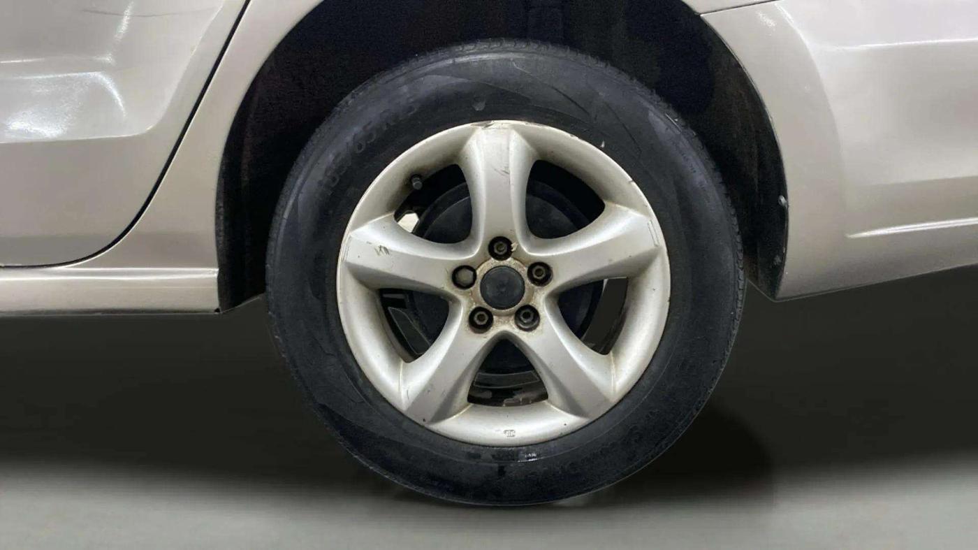 2013 Skoda Rapid AMBITION 1.6 MPI MT, Petrol, Manual, 82,407 km, Left Rear Wheel