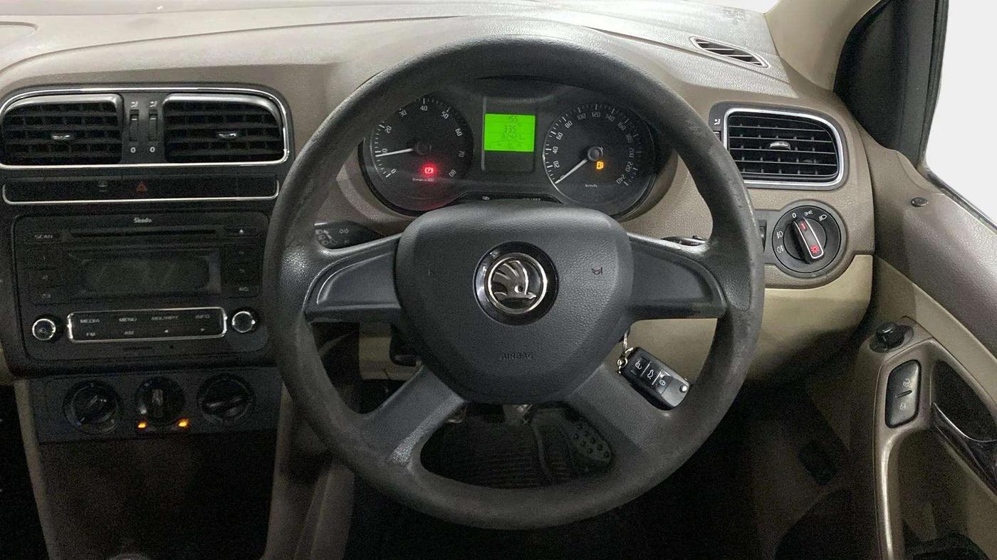 2013 Skoda Rapid AMBITION 1.6 MPI MT, Petrol, Manual, 82,407 km, Steering Wheel Close Up