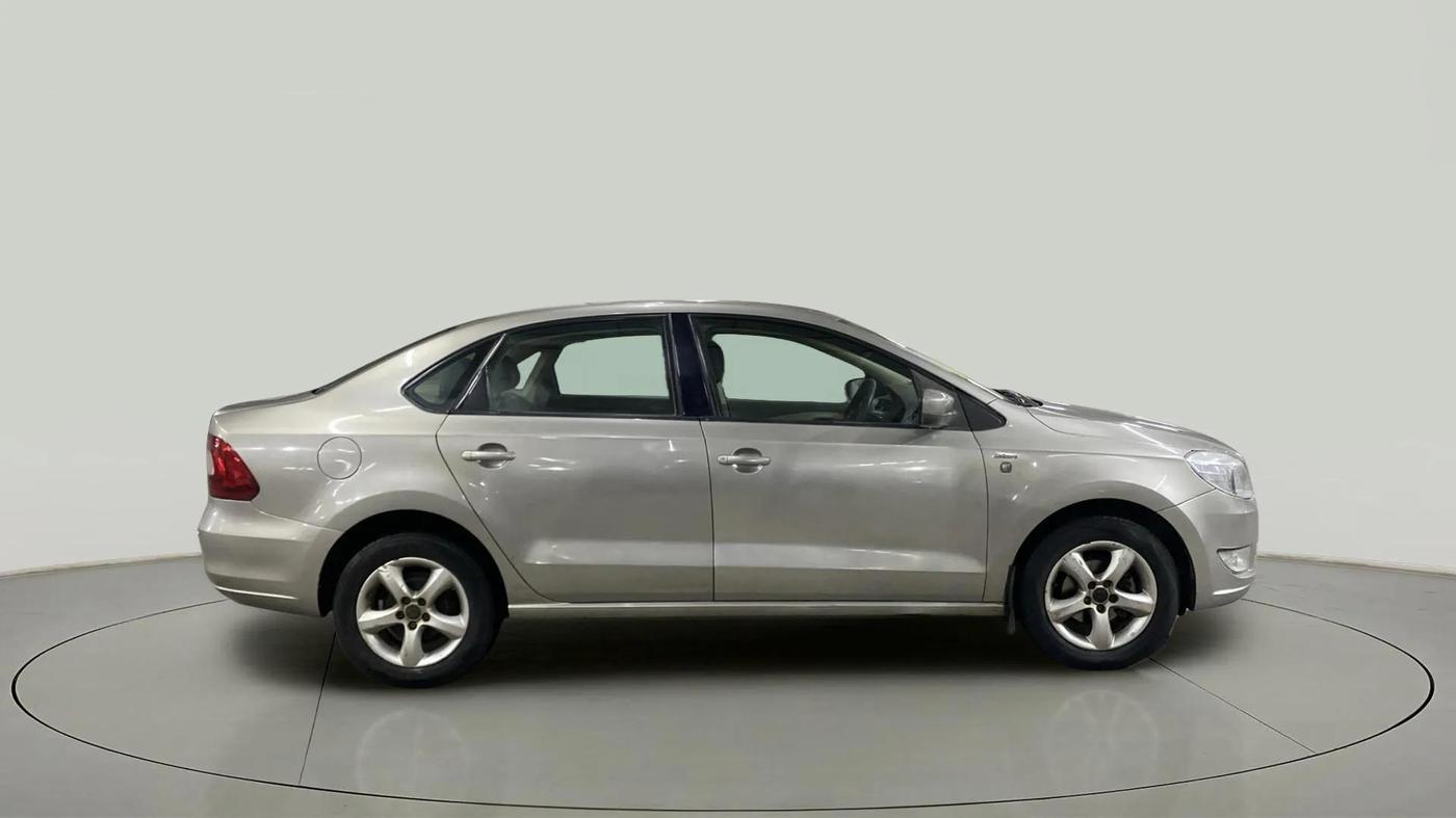 2013 Skoda Rapid AMBITION 1.6 MPI MT, Petrol, Manual, 82,407 km, Right Side View