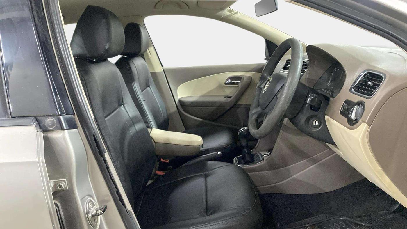 2013 Skoda Rapid AMBITION 1.6 MPI MT, Petrol, Manual, 82,407 km, Right Side Front Door Cabin
