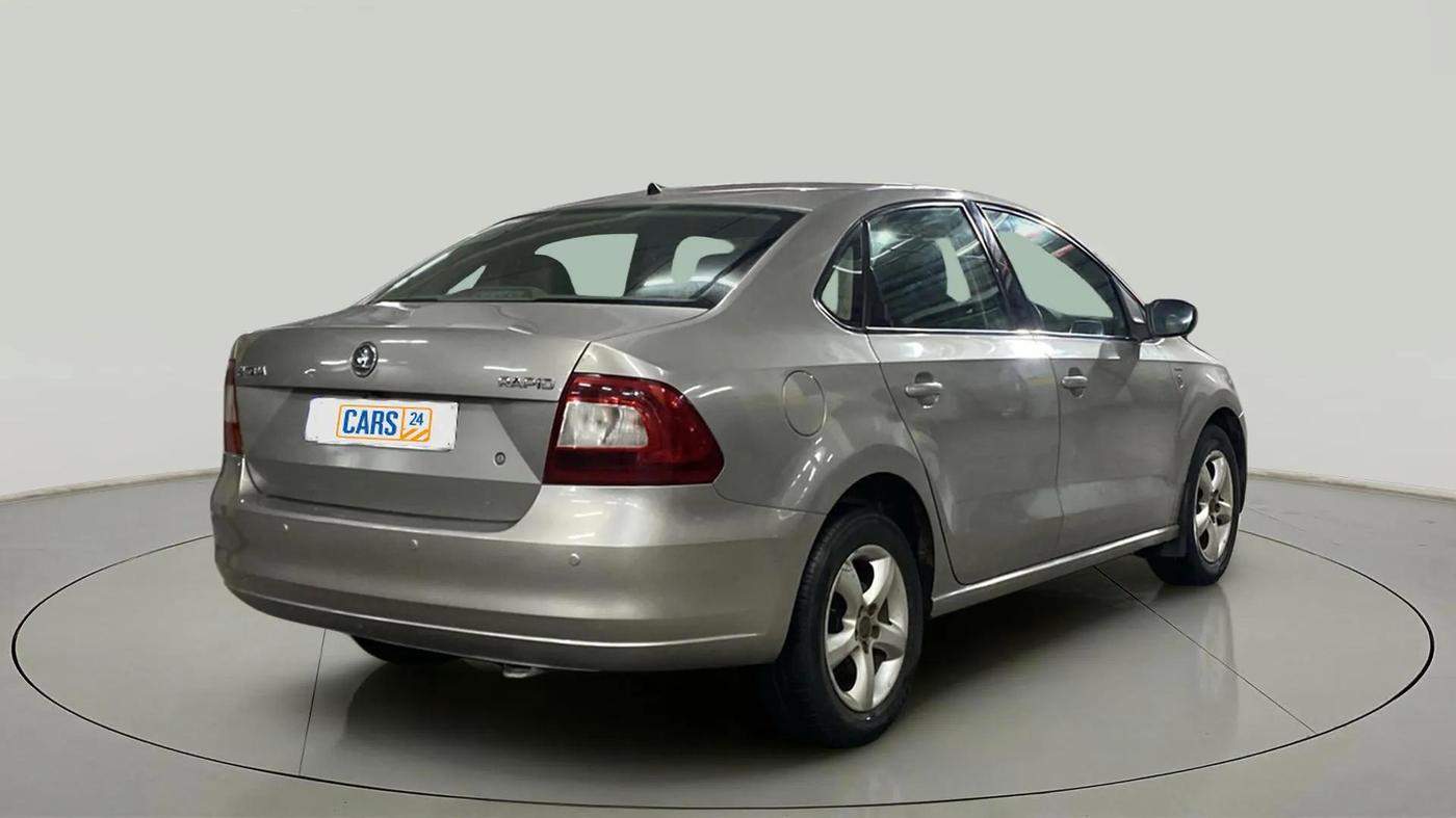 2013 Skoda Rapid AMBITION 1.6 MPI MT, Petrol, Manual, 82,407 km, Right Back Diagonal