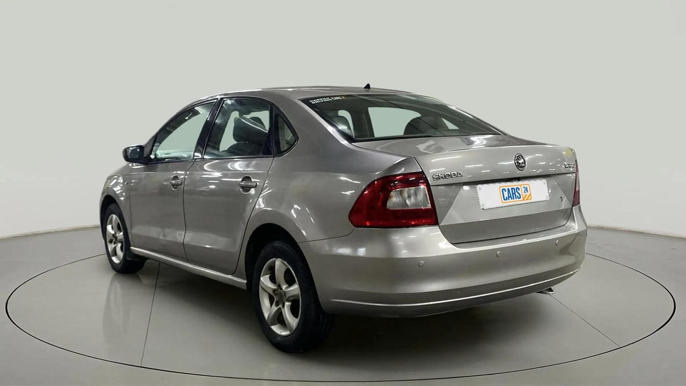2013 Skoda Rapid AMBITION 1.6 MPI MT, Petrol, Manual, 82,407 km, Left Back Diagonal