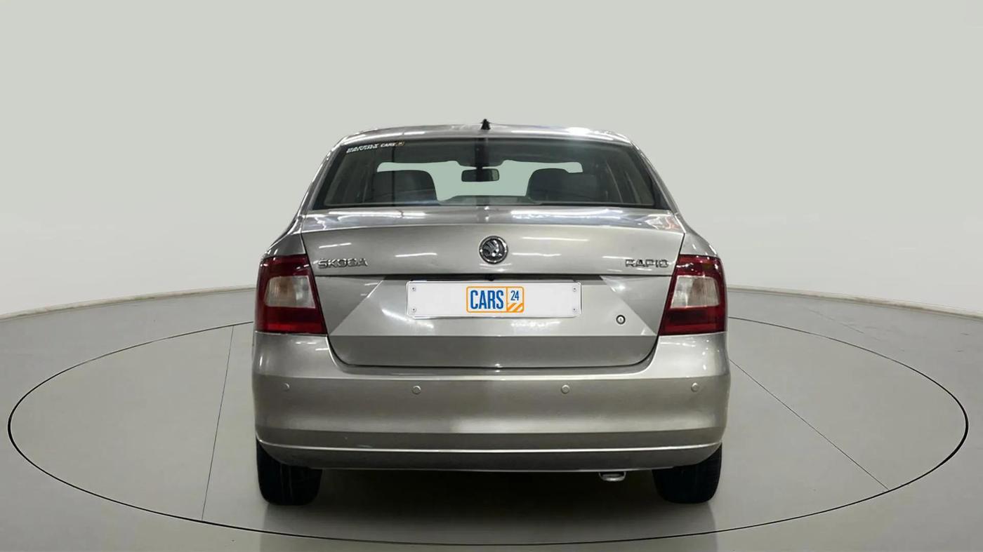 2013 Skoda Rapid AMBITION 1.6 MPI MT, Petrol, Manual, 82,407 km, Back/Rear