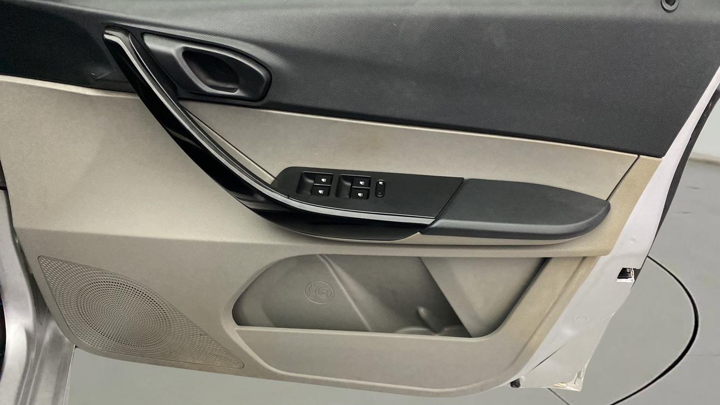 2016 Tata Tiago XT PETROL, Petrol, Manual, 91,051 km, Driver Side Door Panels Control
