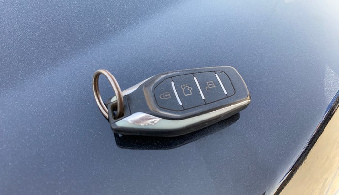 2019 Mahindra XUV500 W11 AT, Diesel, Automatic, 53,985 km, Key Close Up